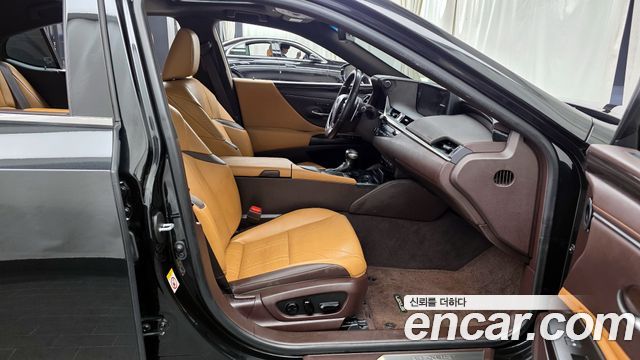Лексус ES300h 2019 — миниатюра 11
