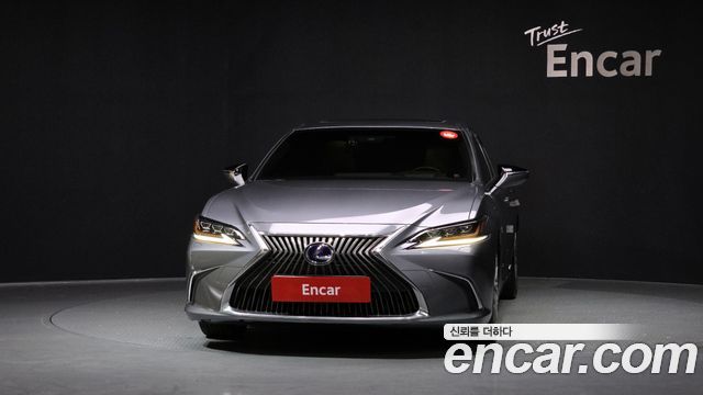 Лексус ES300h 2021 — миниатюра 3