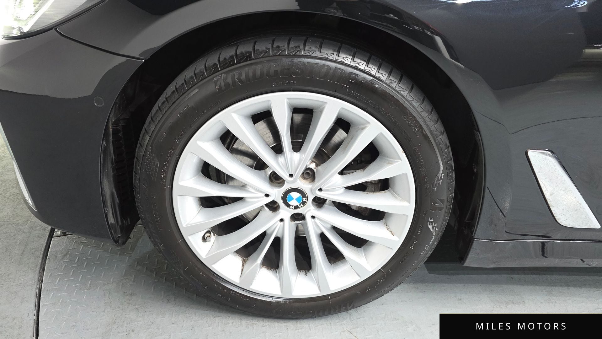 BMW 5 Series (G30) 2023 — миниатюра 5