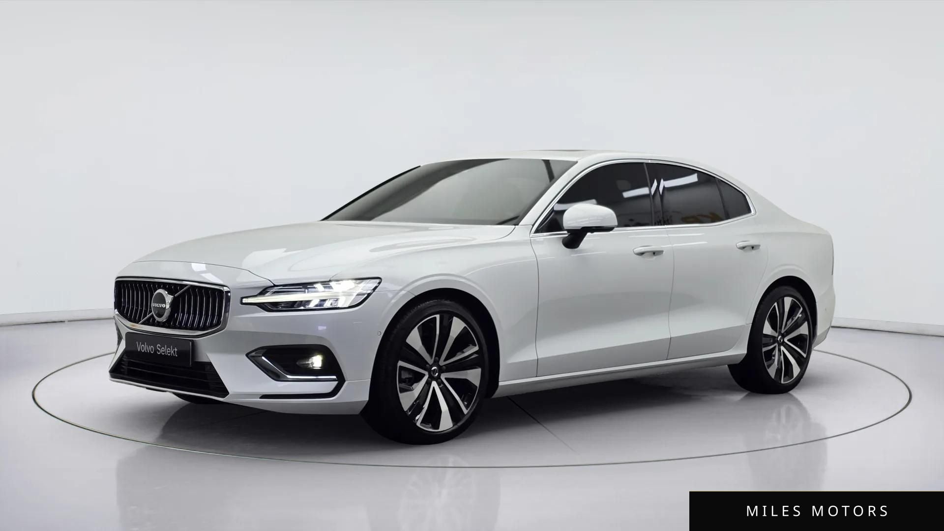 Volvo S60 2023 — фото 1 из 12