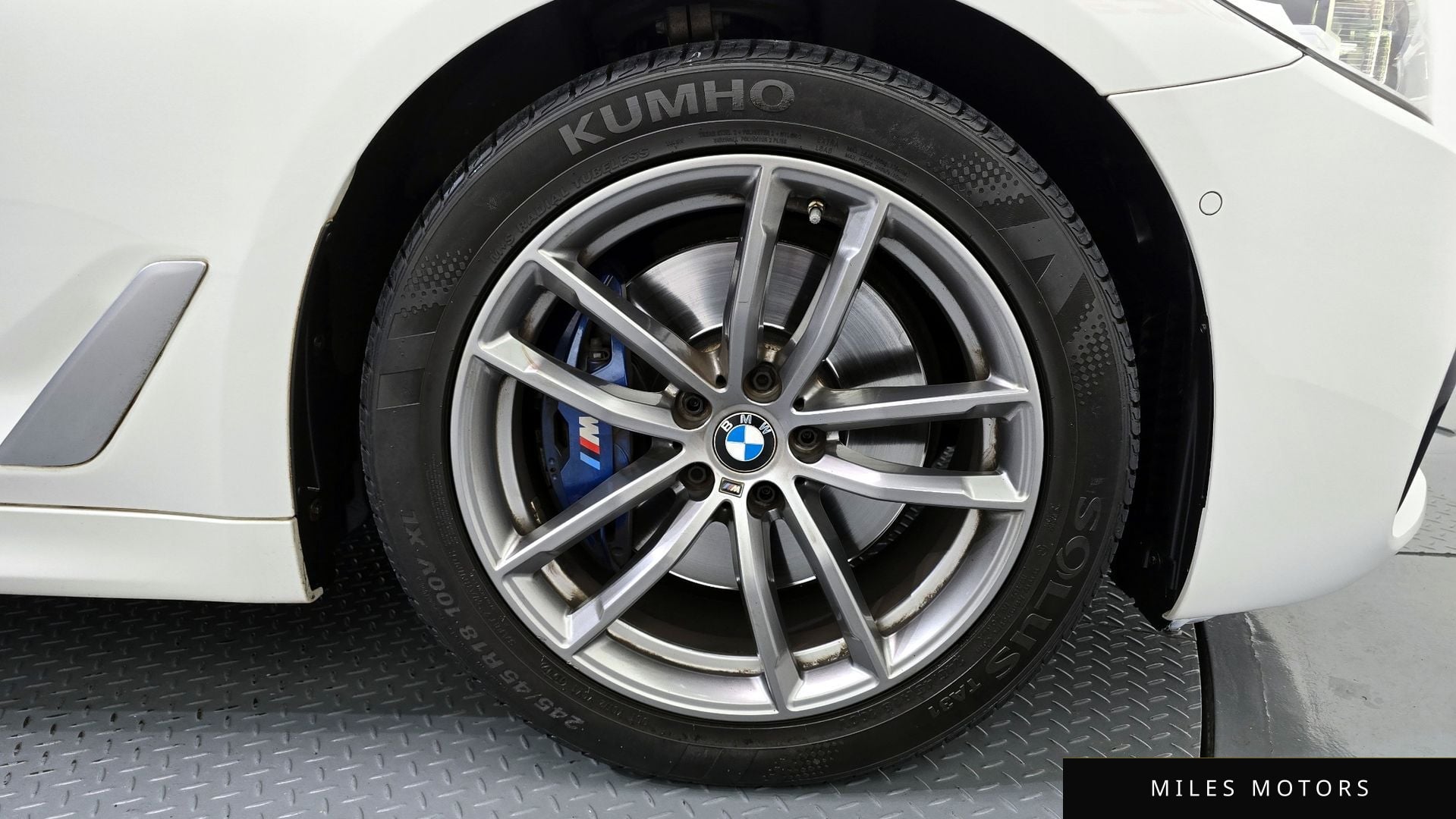 BMW 5 Series (G30) 2018 — миниатюра 5
