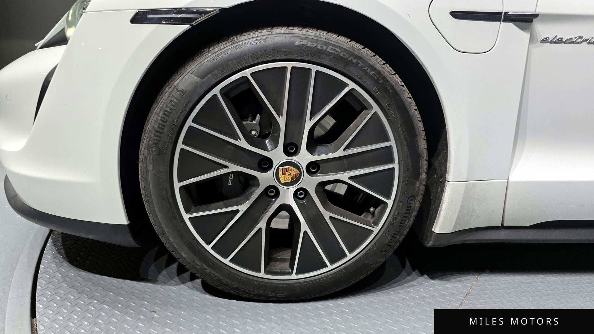 Porsche Taycan 2023 — миниатюра 5