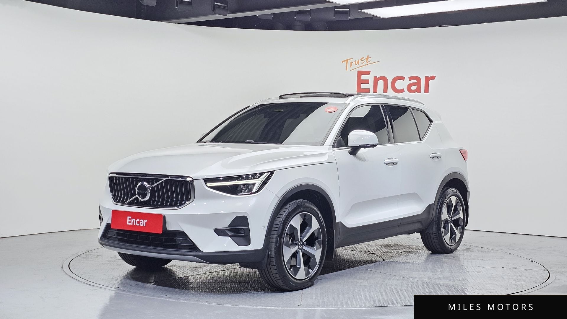 Volvo XC40 2023 — фото 1 из 12
