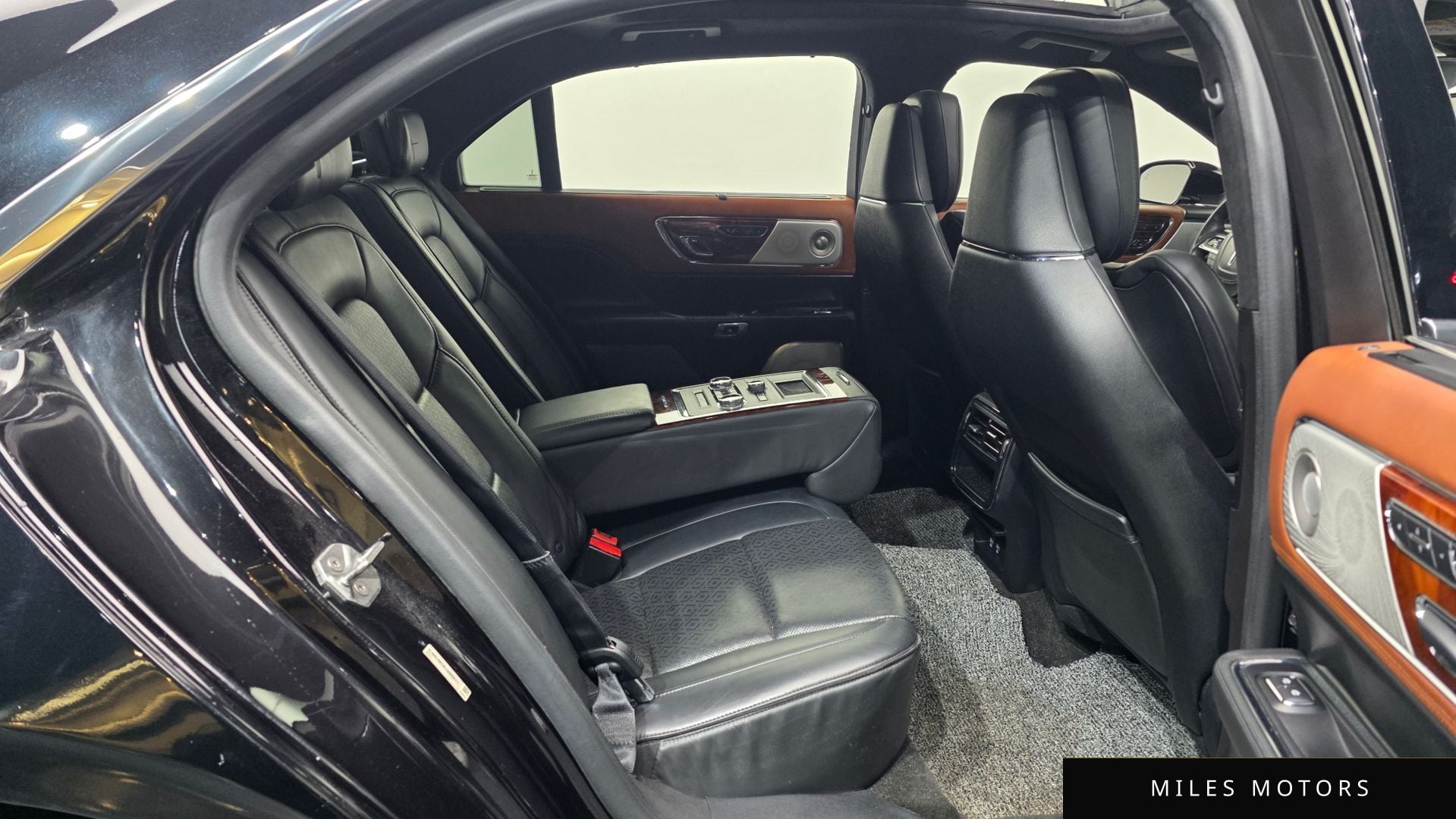 Lincoln Continental 2020 — миниатюра 12