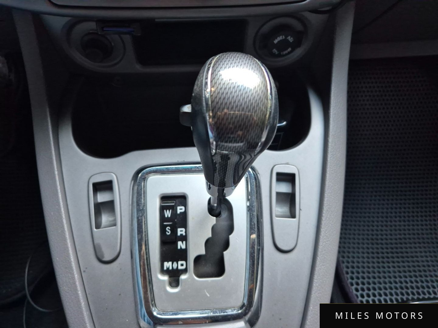 KG Mobility 코란도 투리스모 2015 — миниатюра 9