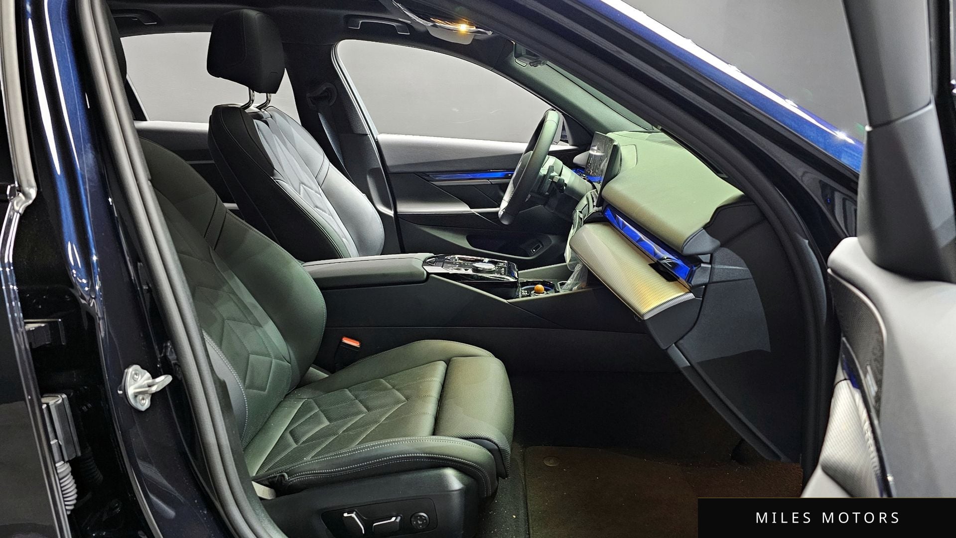 BMW 5 Series (G60) 2025 — миниатюра 10