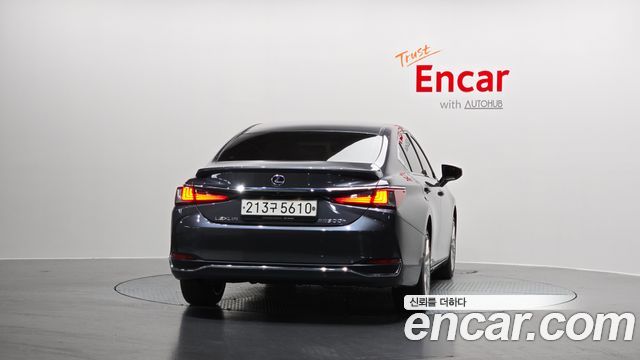 Лексус ES300h 2022 — миниатюра 4