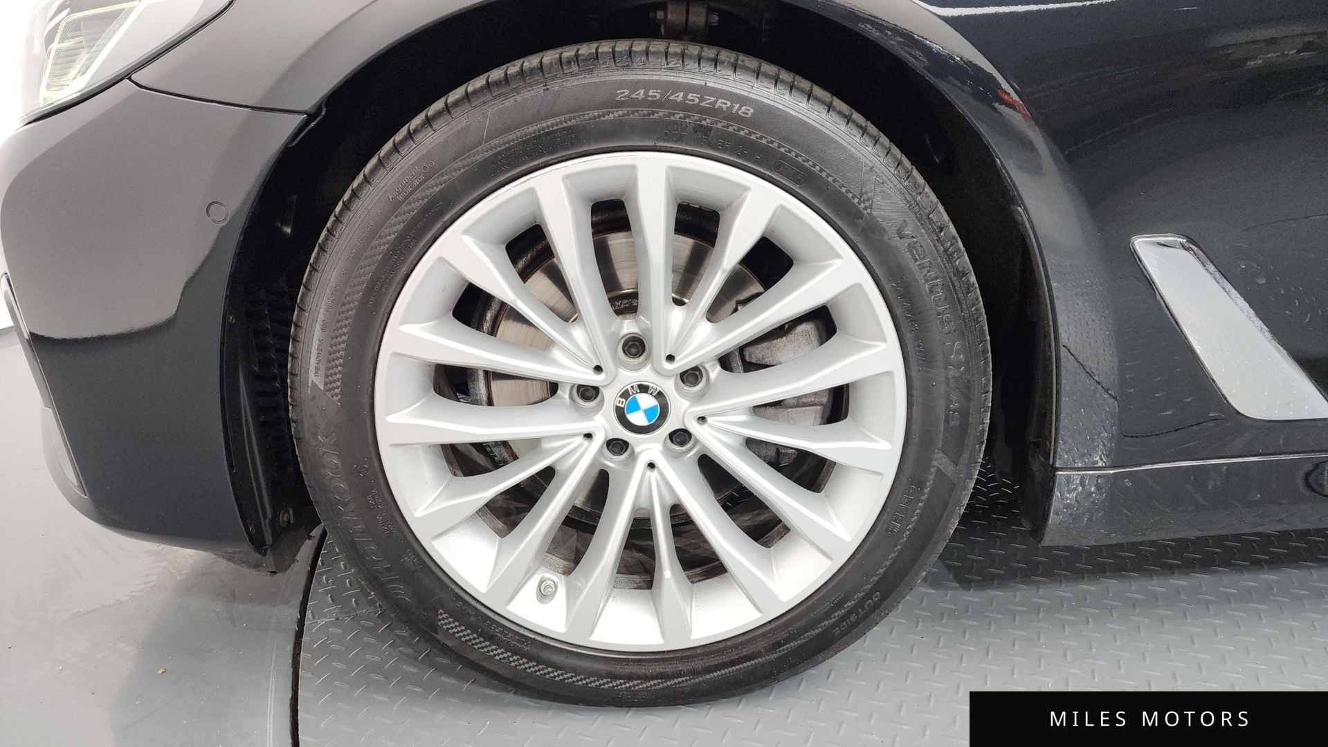 BMW 5 Series (G30) 2022 — миниатюра 5