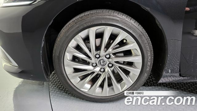 Лексус ES300h 2023 — миниатюра 5