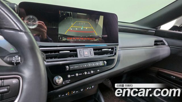 Лексус ES300h 2023 — миниатюра 15