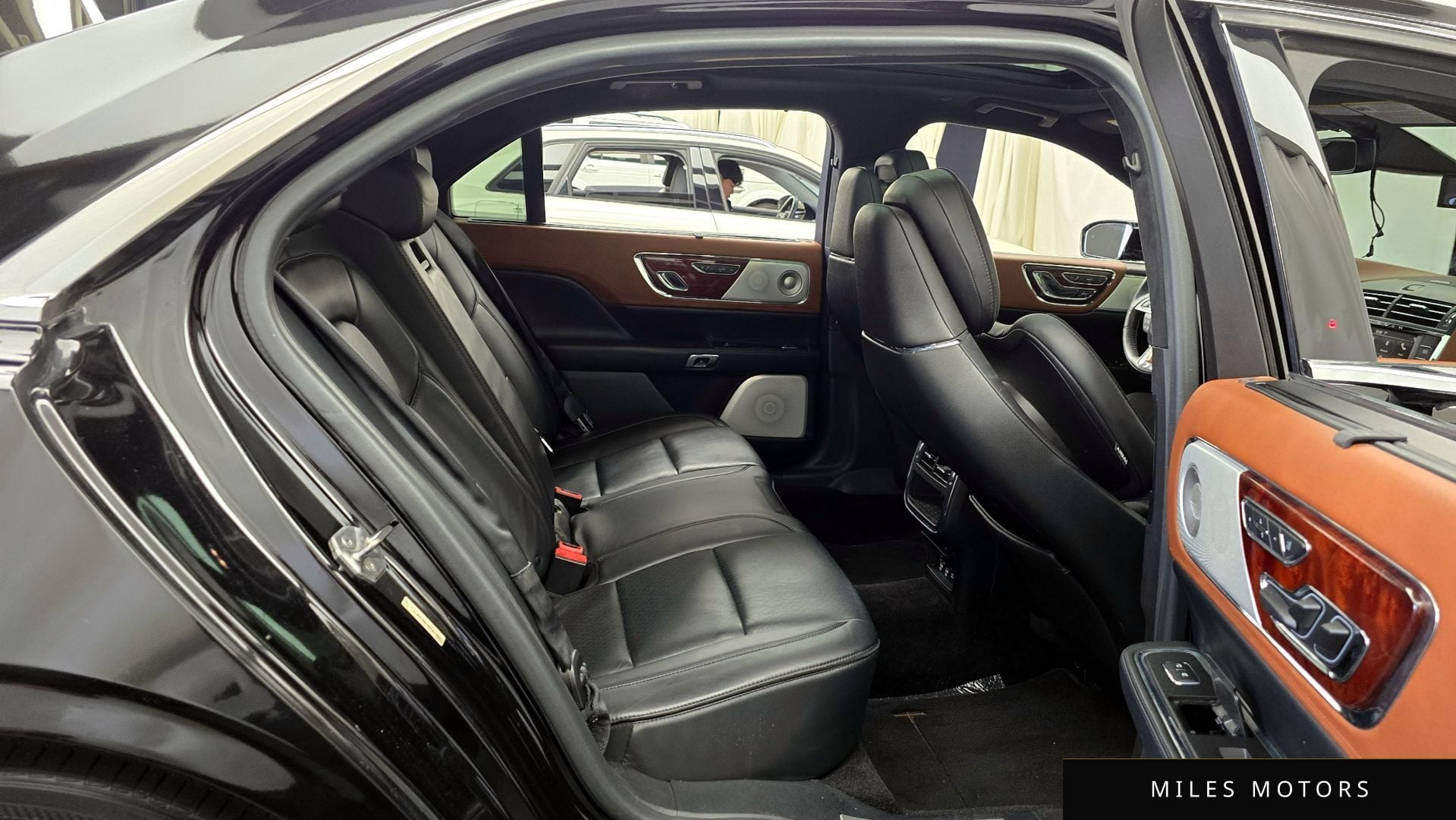 Lincoln Continental 2017 — миниатюра 12