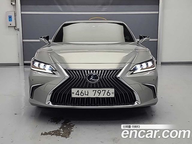 Лексус ES300h 2019 — миниатюра 3