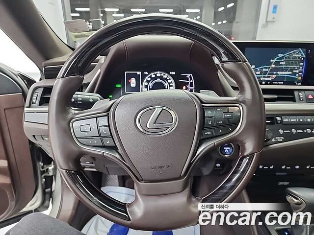 Лексус ES300h 2019 — миниатюра 9