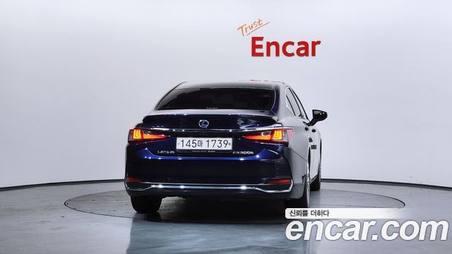 Лексус ES300h 2021 — миниатюра 4
