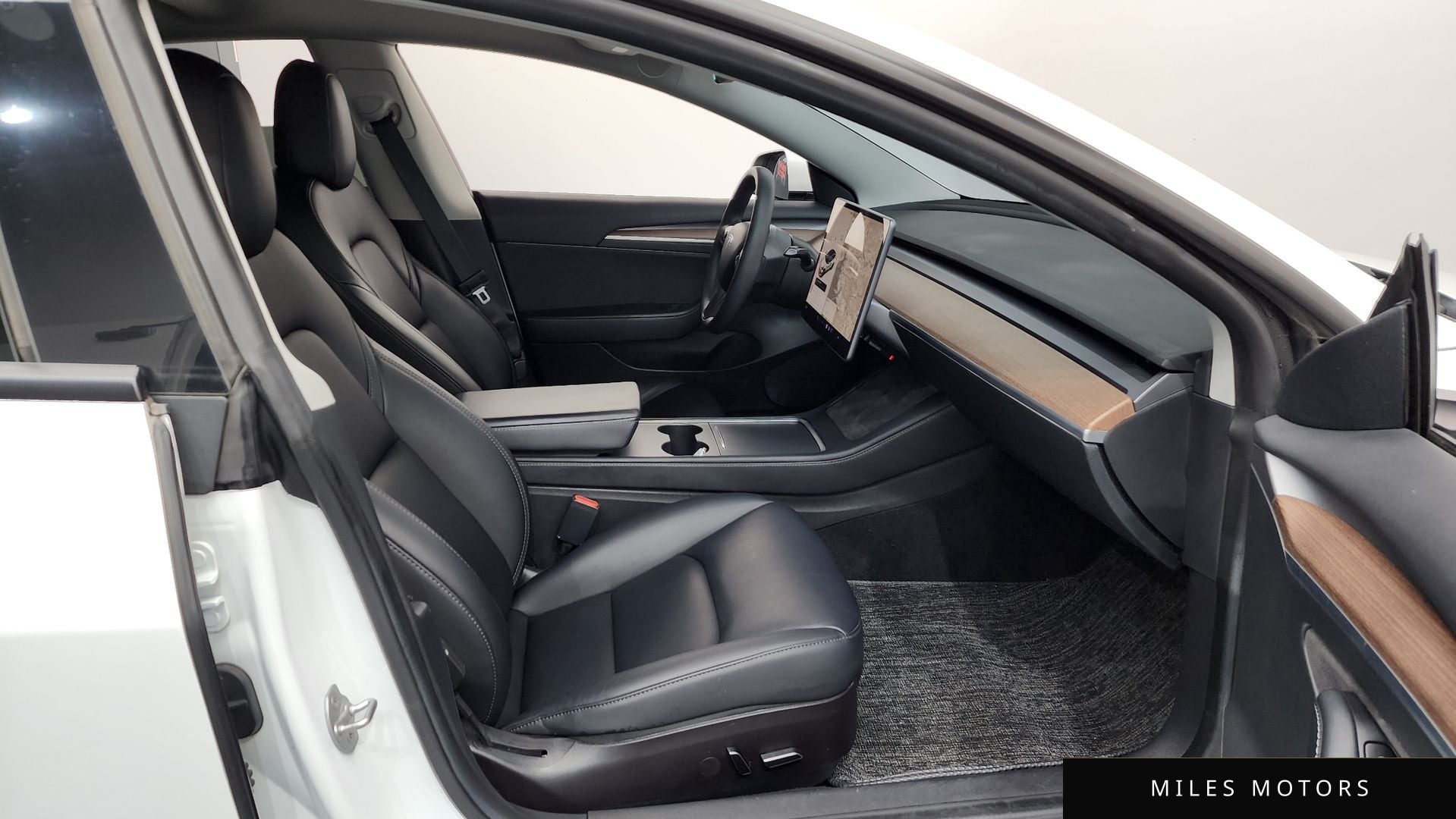 Tesla 모델 3 2022 — миниатюра 11