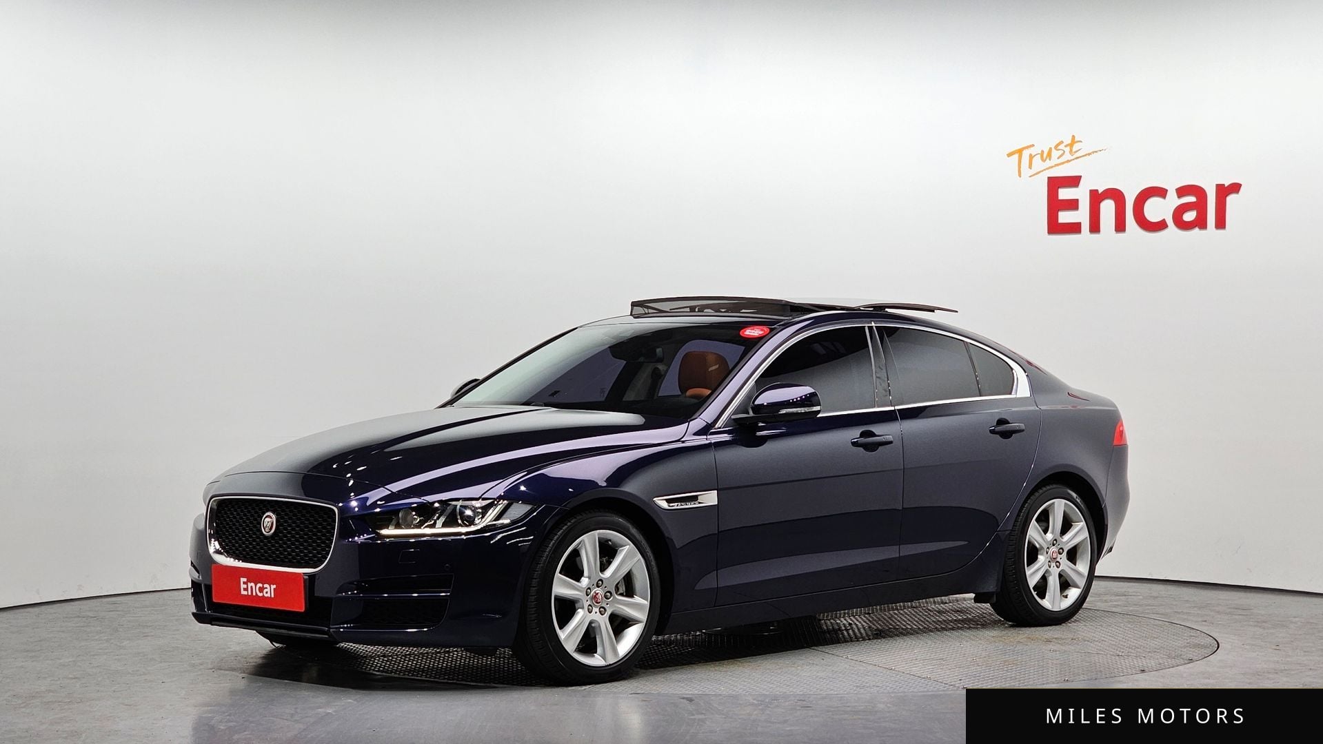 Jaguar XE 2017 — фото 1 из 12
