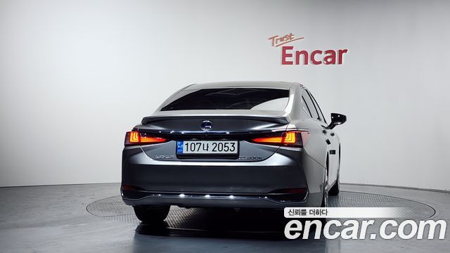 Лексус ES300h 2022 — миниатюра 4