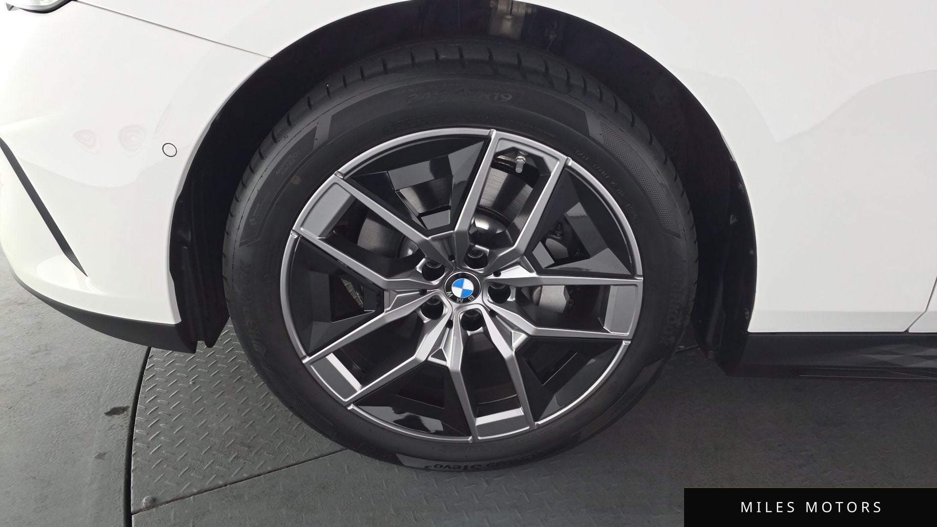 BMW 5 Series (G60) 2025 — миниатюра 4