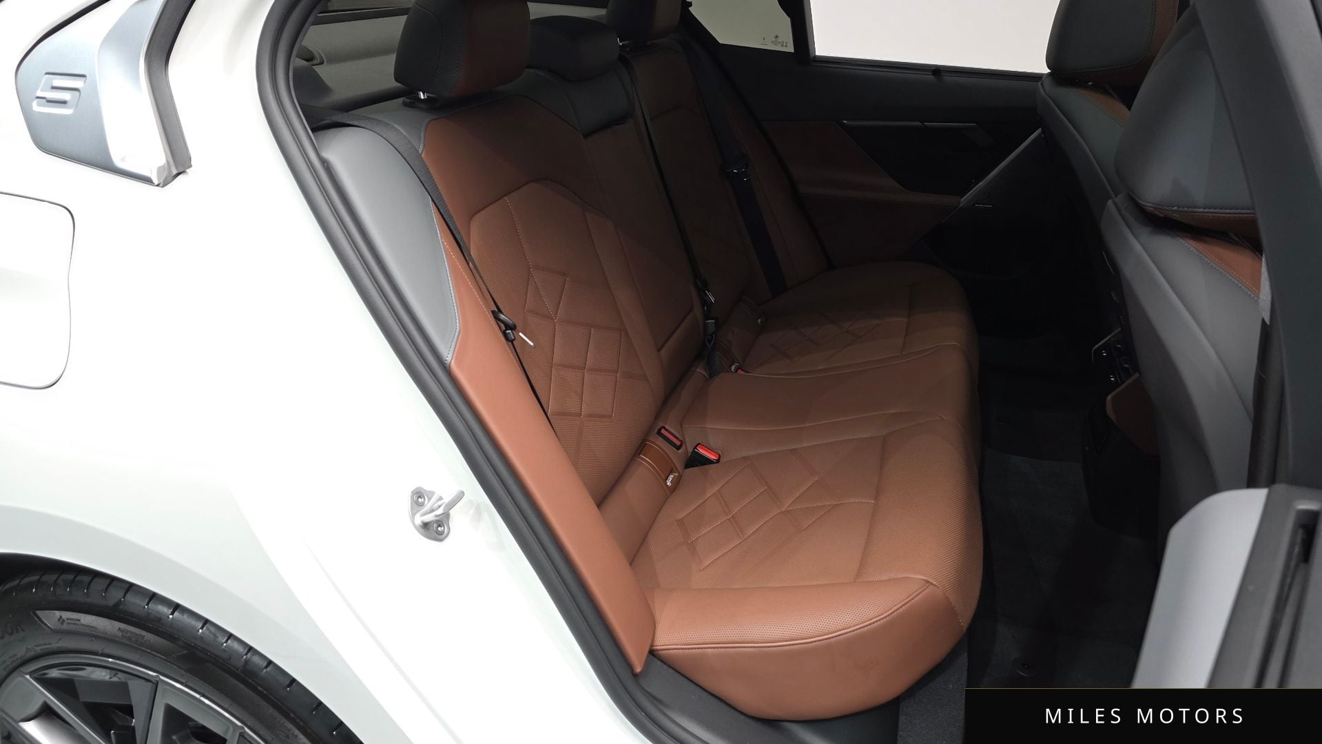BMW 5 Series (G60) 2025 — миниатюра 11