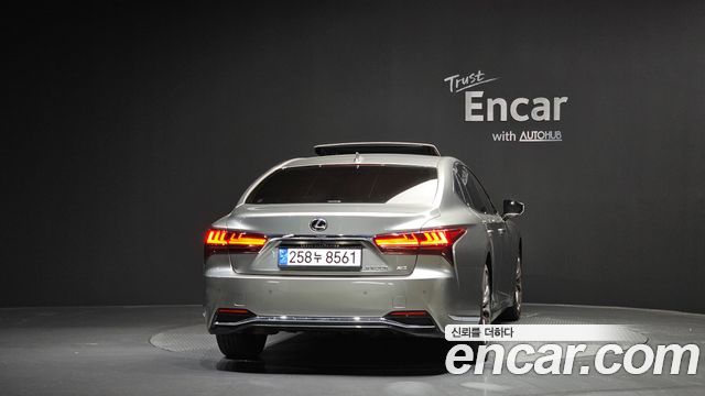 Лексус LS500h 2023 — миниатюра 4