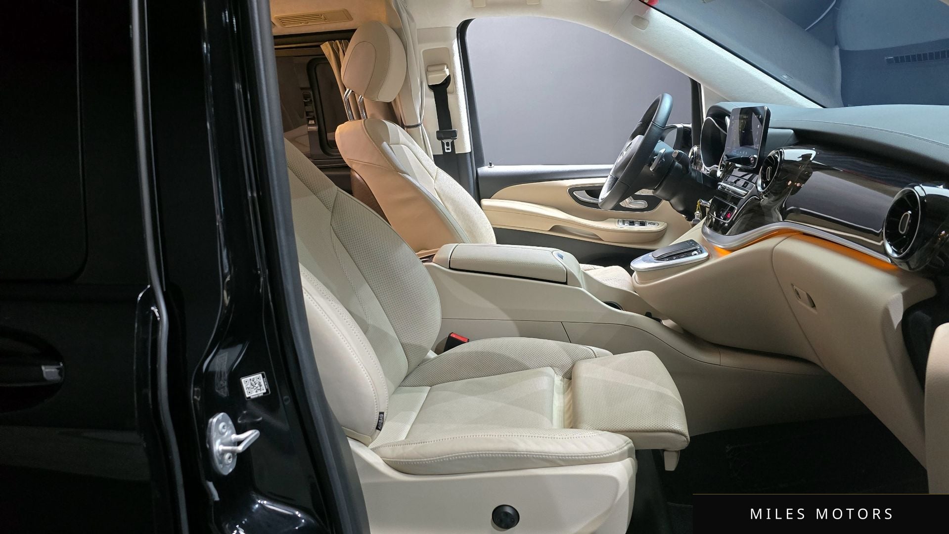 Mercedes-Benz V-Class 2023 — миниатюра 10