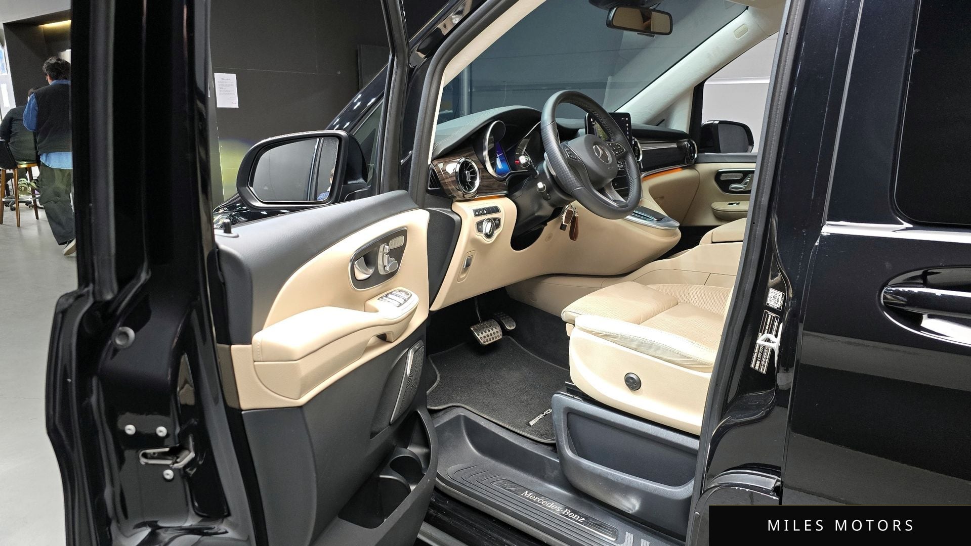 Mercedes-Benz V-Class 2023 — миниатюра 11