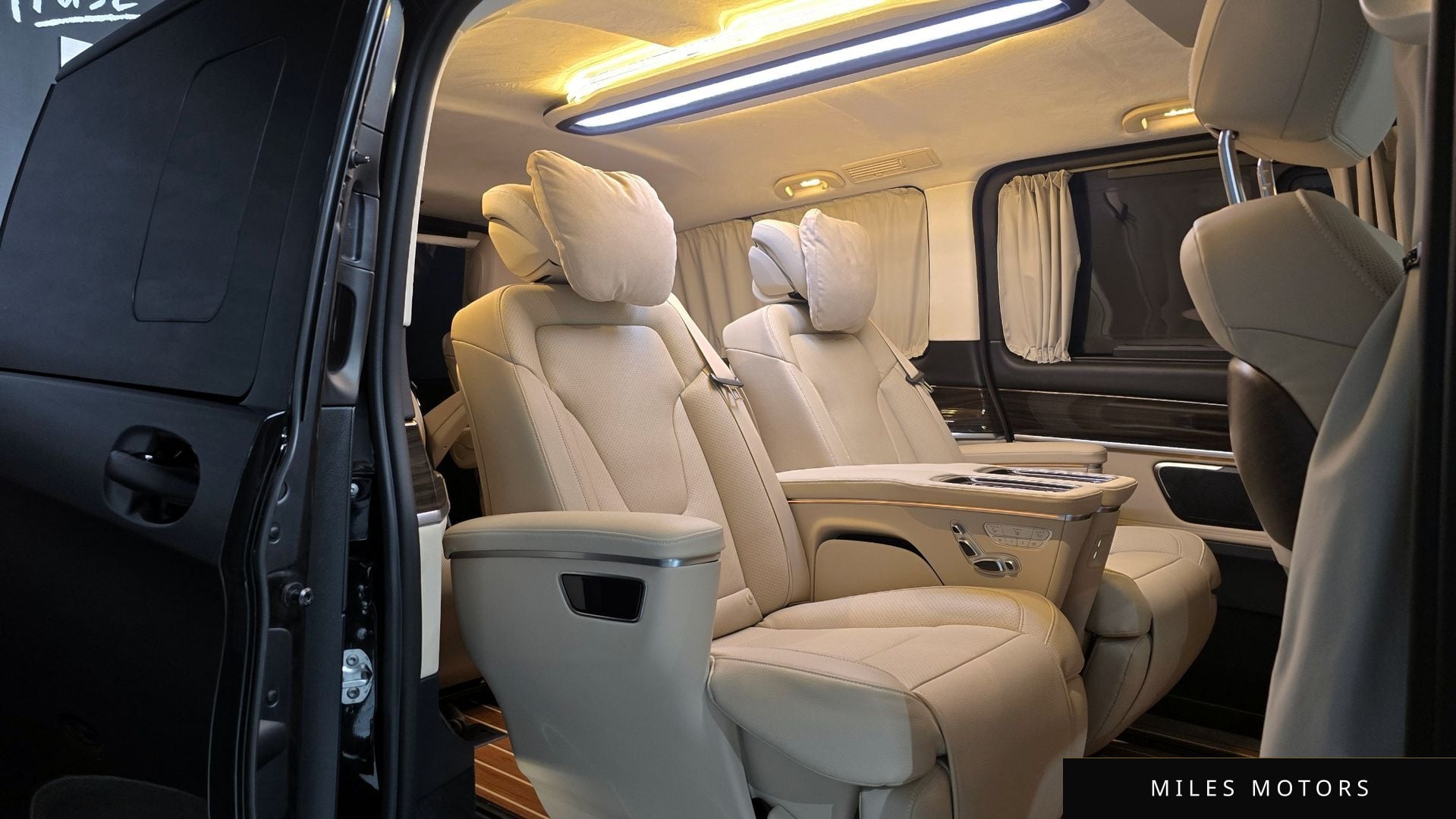 Mercedes-Benz V-Class 2023 — миниатюра 12