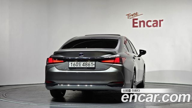 Лексус ES300h 2019 — миниатюра 4