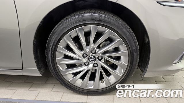 Лексус ES300h 2019 — миниатюра 5