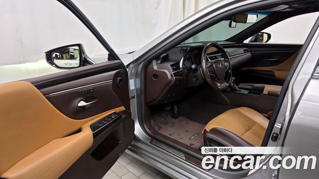 Лексус ES300h 2019 — миниатюра 10