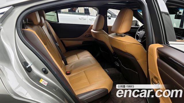 Лексус ES300h 2019 — миниатюра 16