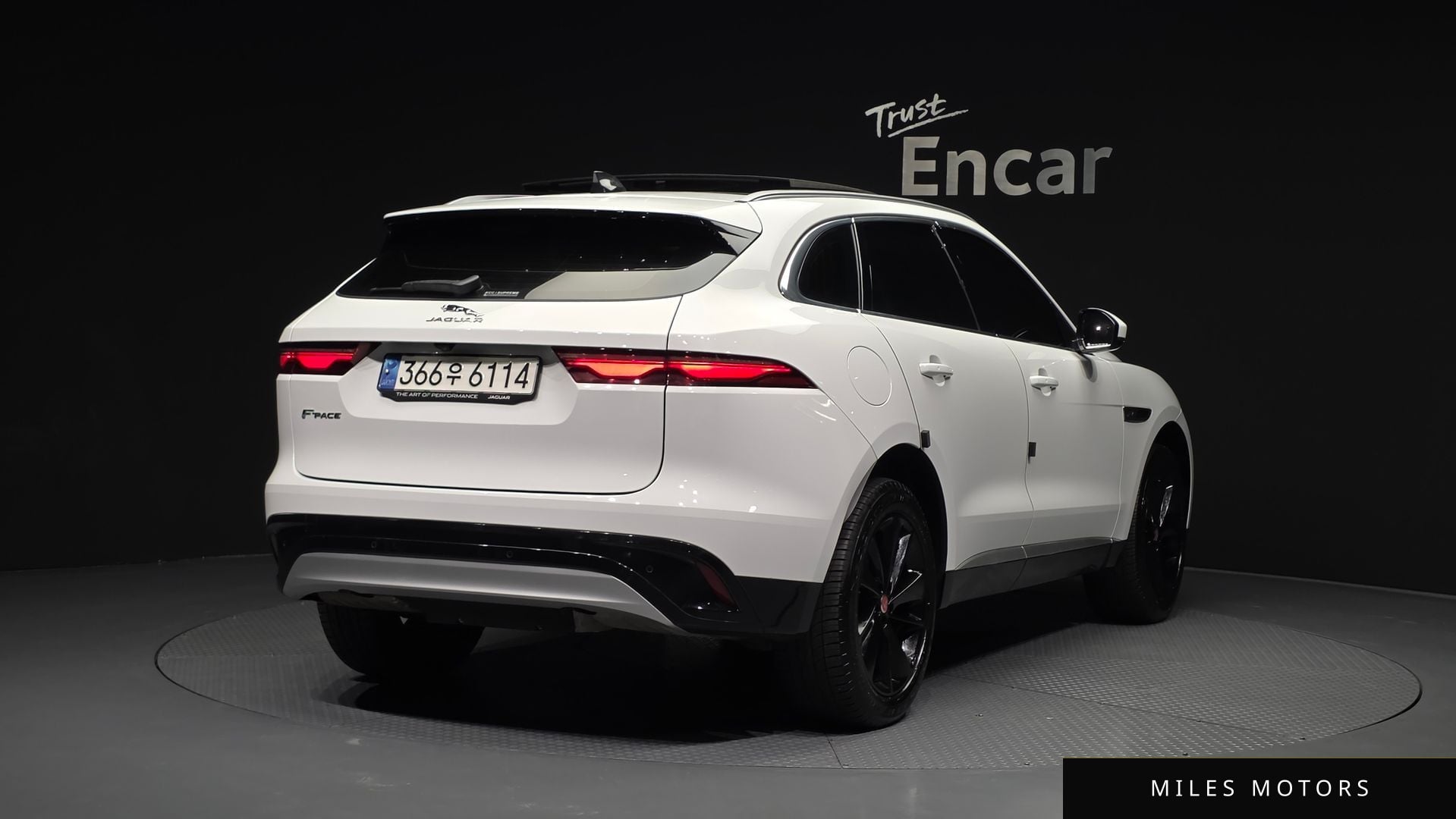 Jaguar F-PACE 2023 — миниатюра 2