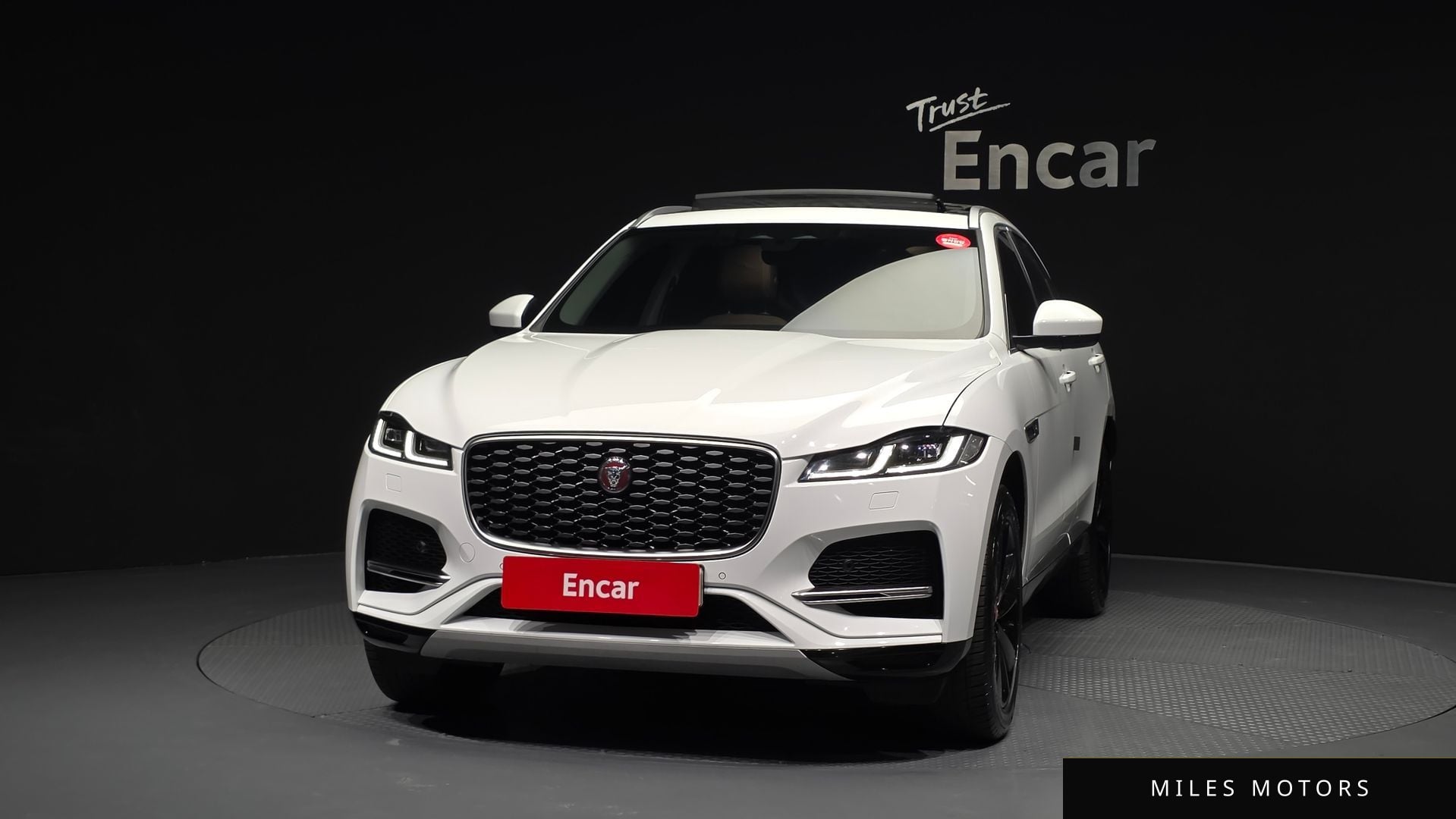 Jaguar F-PACE 2023 — миниатюра 3