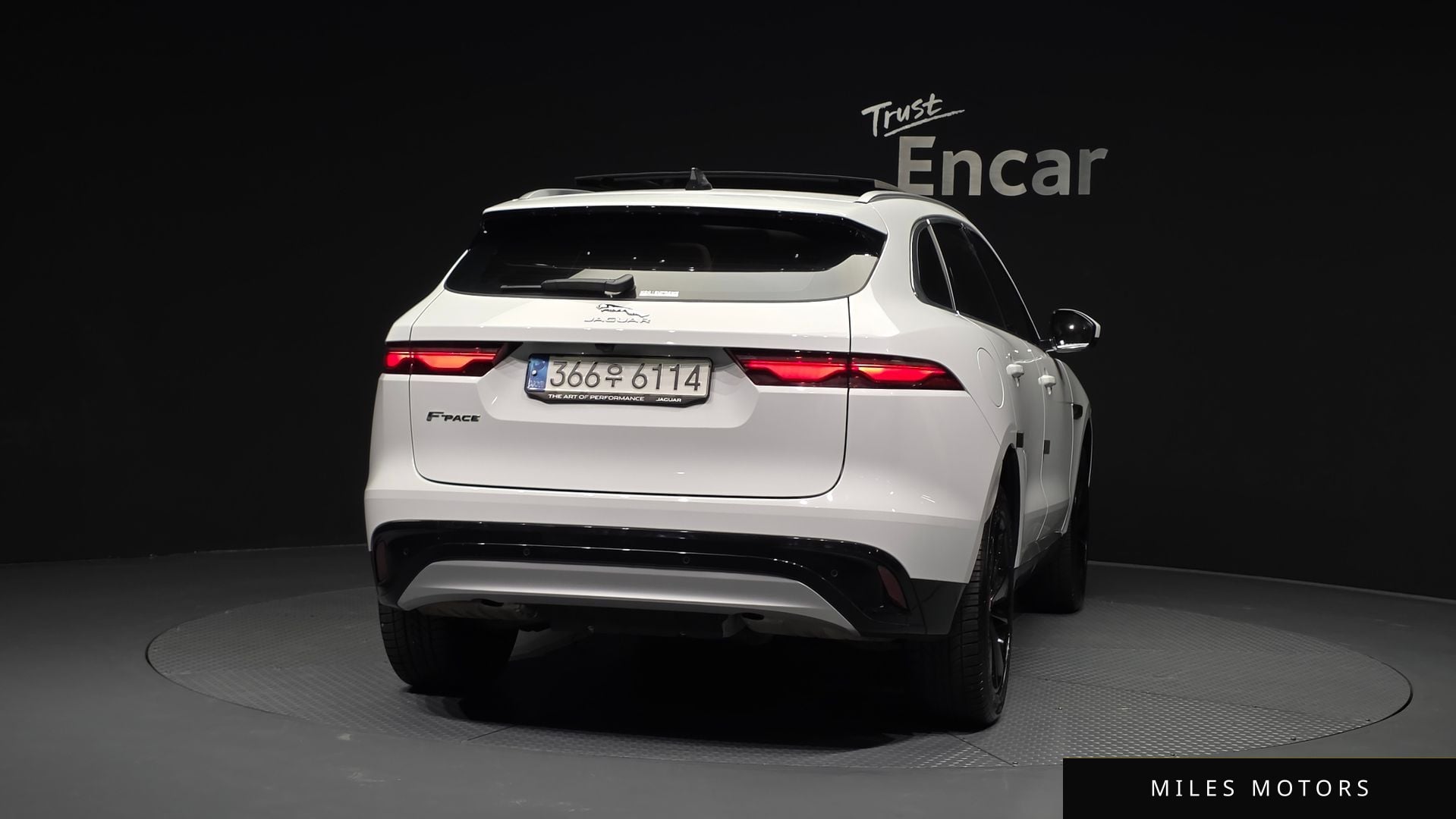 Jaguar F-PACE 2023 — миниатюра 4