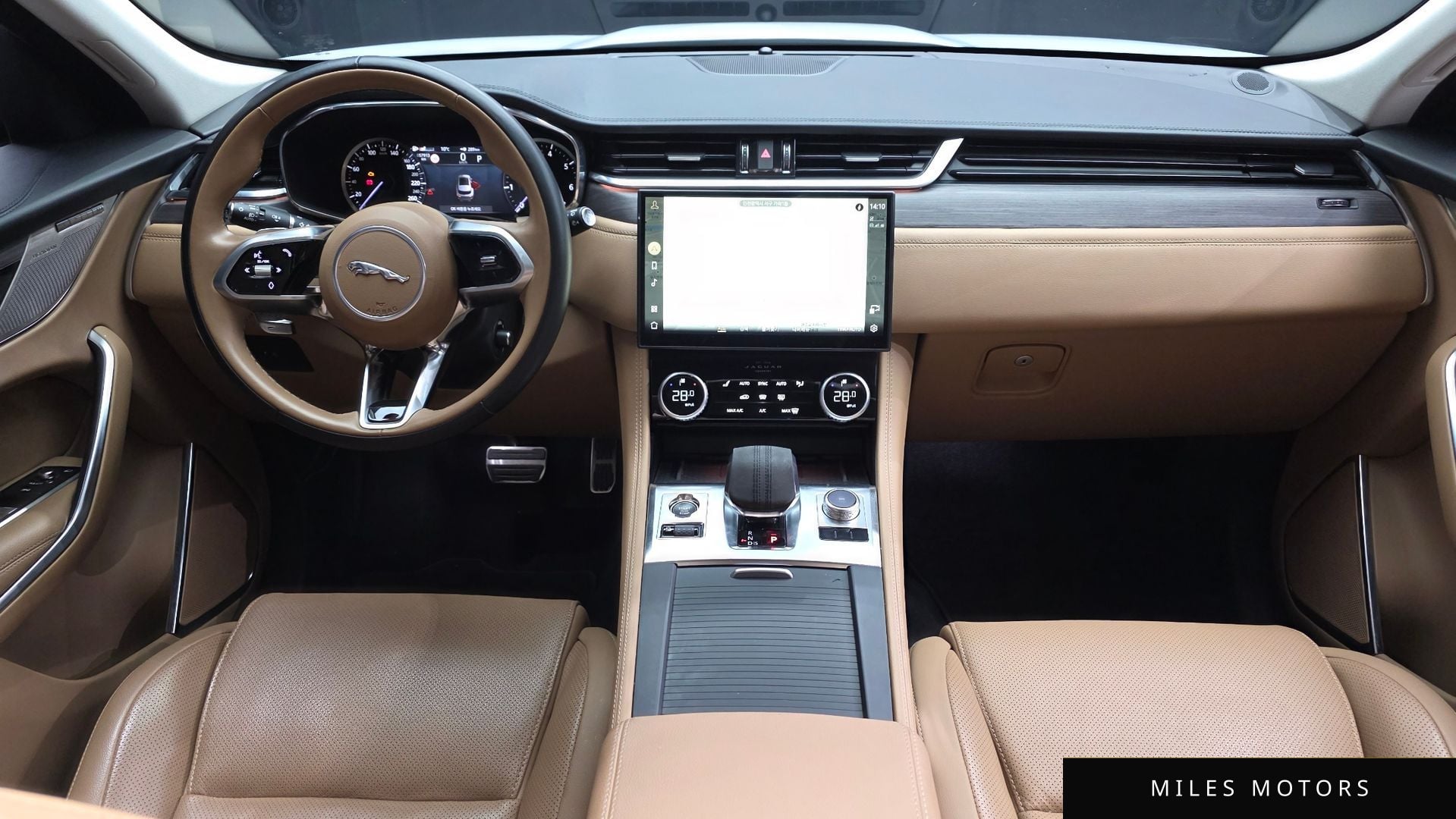 Jaguar F-PACE 2023 — миниатюра 7