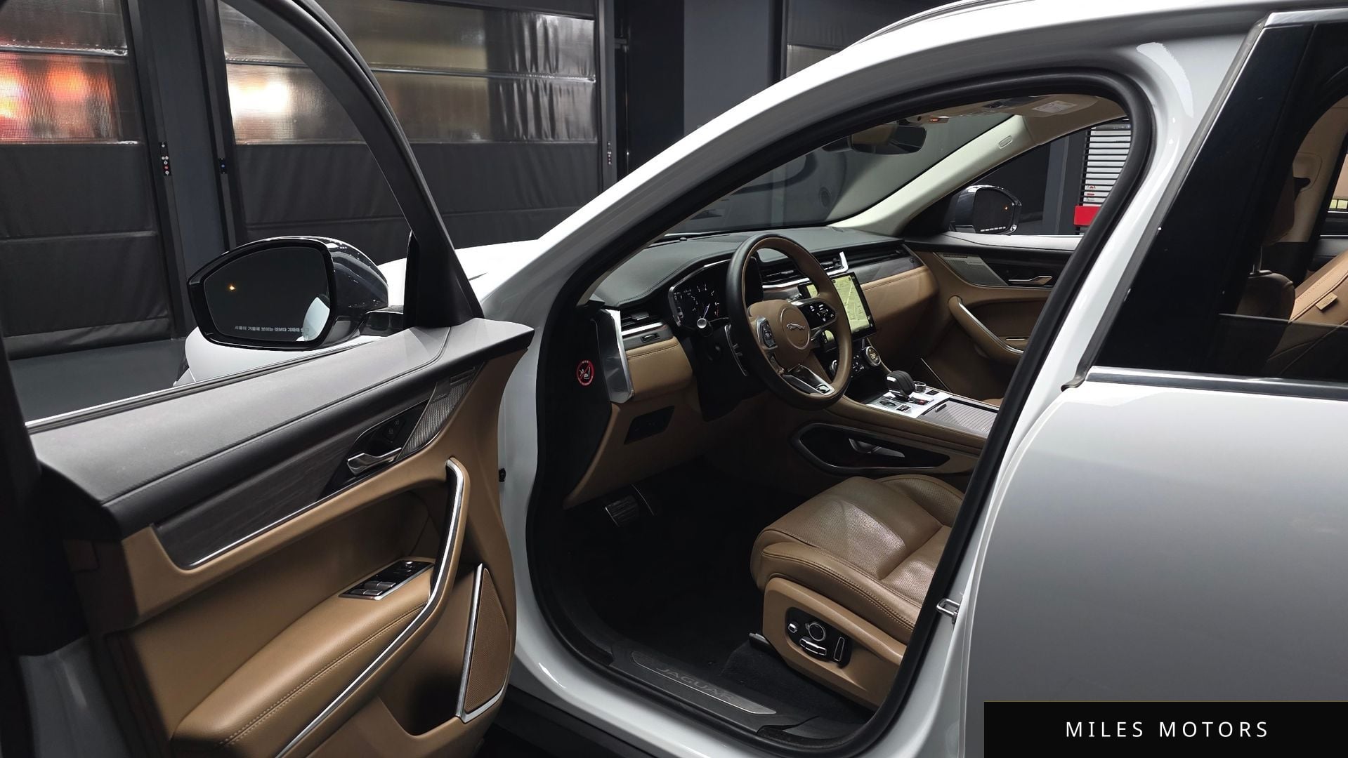 Jaguar F-PACE 2023 — миниатюра 10