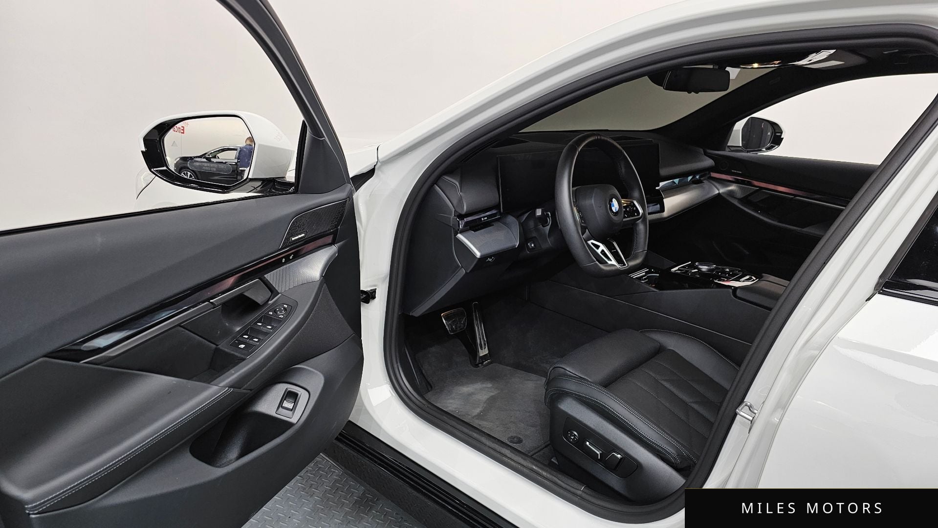 BMW 5 Series (G60) 2025 — миниатюра 10