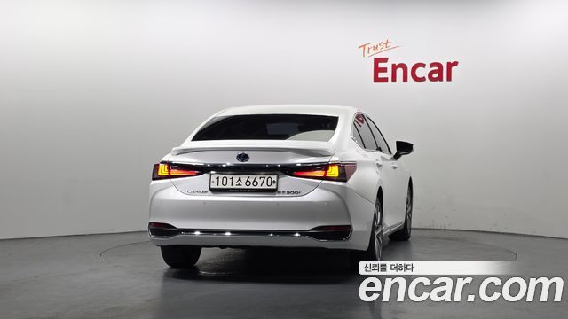 Лексус ES300h 2019 — миниатюра 4