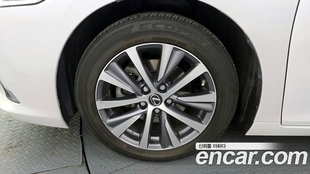 Лексус ES300h 2019 — миниатюра 5