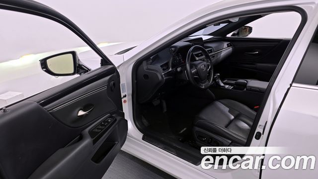 Лексус ES300h 2019 — миниатюра 10