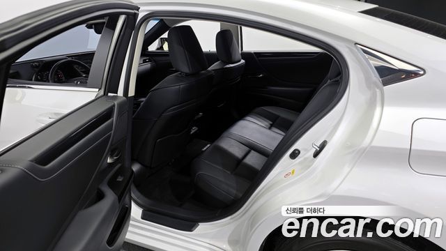 Лексус ES300h 2019 — миниатюра 11