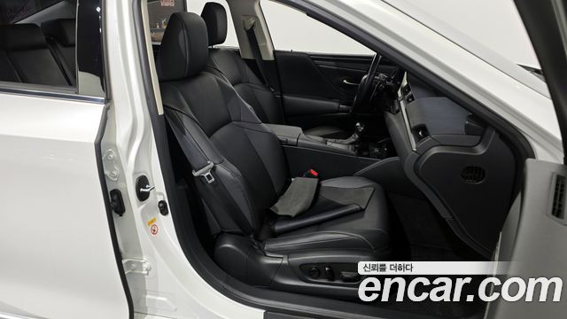 Лексус ES300h 2019 — миниатюра 12