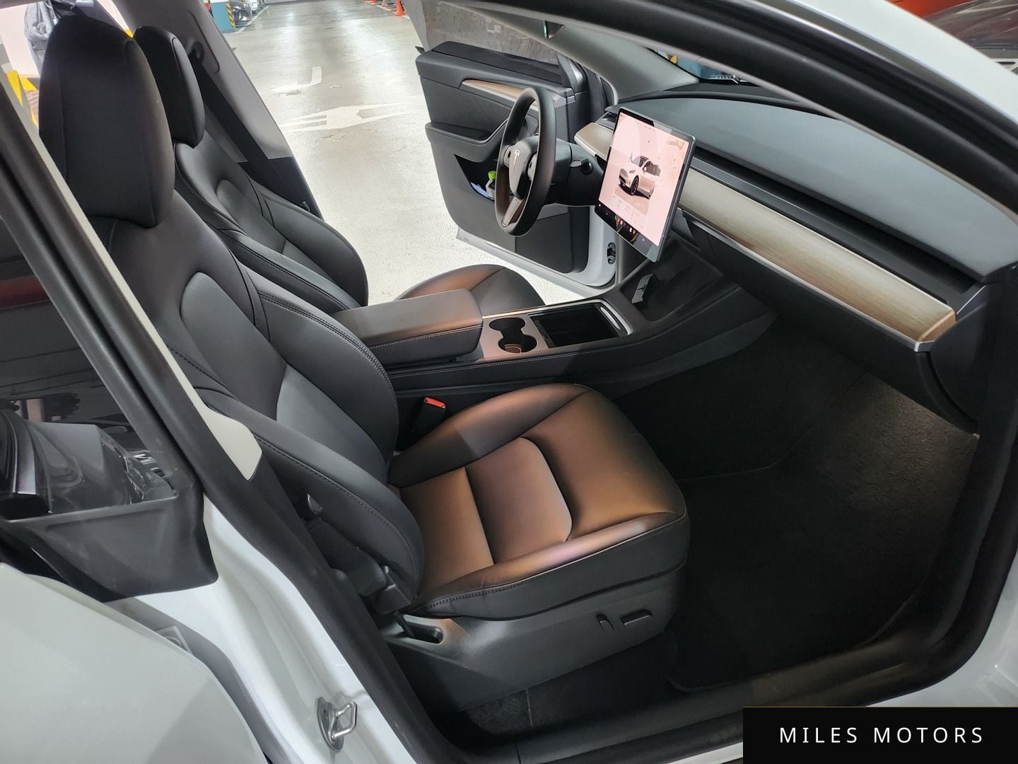 Tesla Model Y 2024 — миниатюра 5