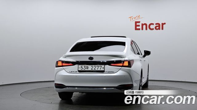 Лексус ES300h 2019 — миниатюра 3