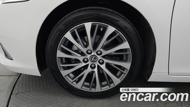 Лексус ES300h 2019 — миниатюра 4