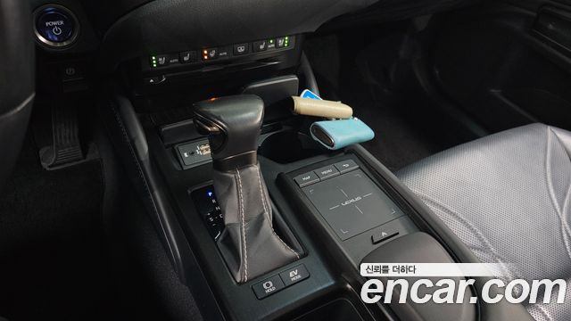 Лексус ES300h 2019 — миниатюра 8