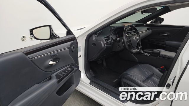 Лексус ES300h 2019 — миниатюра 9