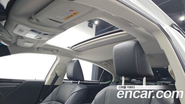 Лексус ES300h 2019 — миниатюра 20