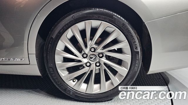 Лексус ES300h 2019 — миниатюра 5