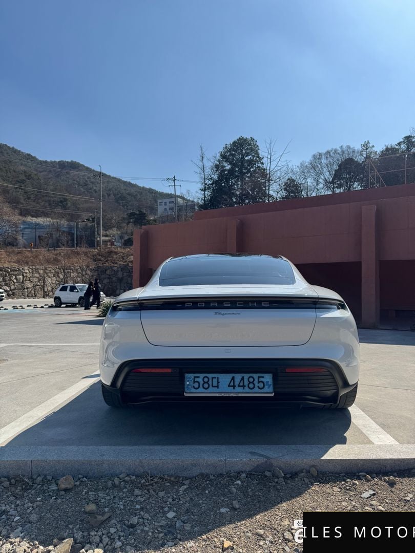 Porsche Taycan 2022 — миниатюра 2